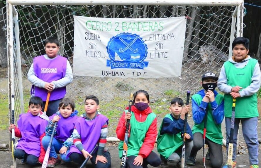 El municipio acompañó el torneo de Hockey Social en el barrio Dos Banderas