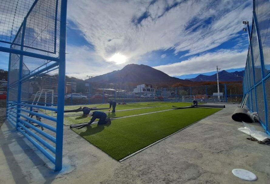 Colocan el césped sintético en el primer playón deportivo de Andorra