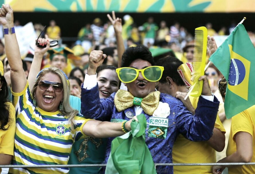 Brasil habilitó un partido de fútbol con público