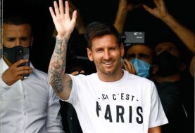 Messi llegó a París para firmar con el PSG