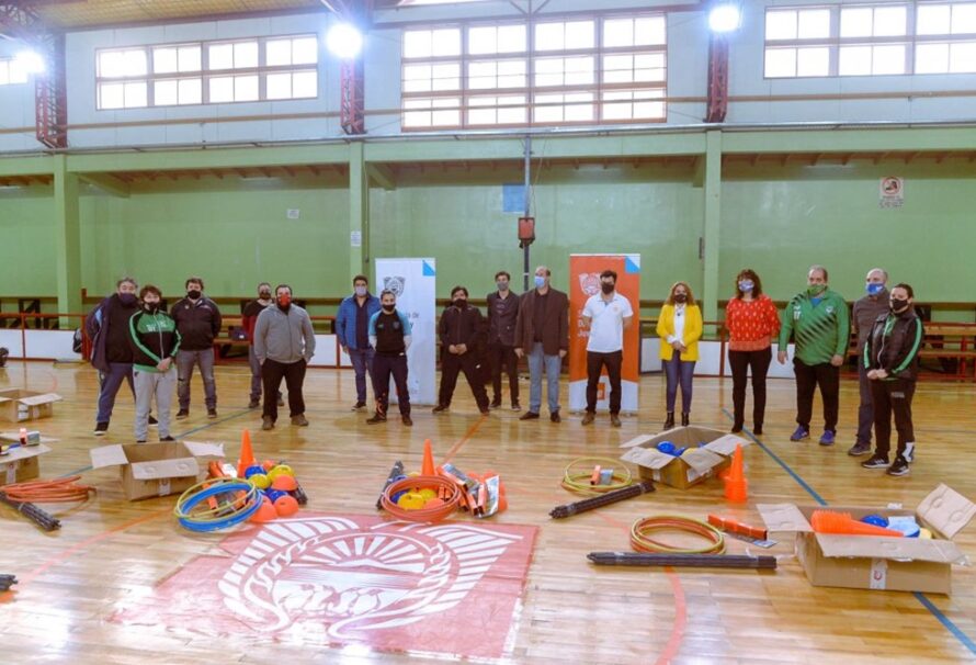 Urquiza participó de la entrega de equipamiento a la Liga Ushuaiense de Fútbol