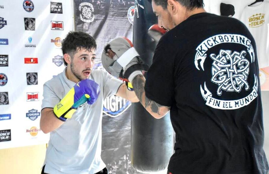 Navarro acompaño el entrenamiento del equipo de Kick Boxing