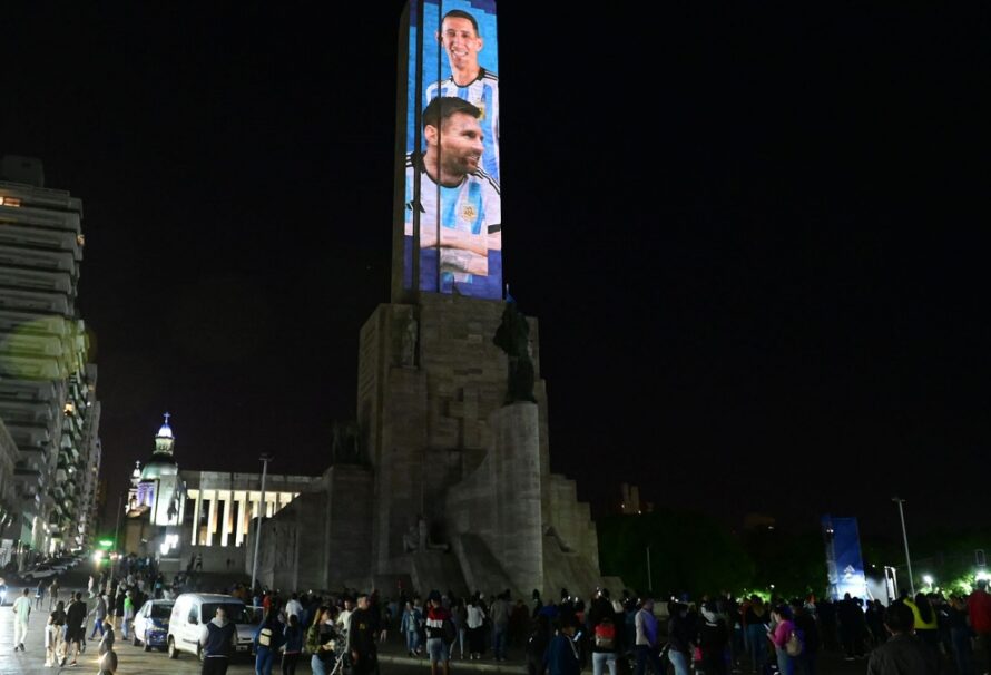 El Monumento a la Bandera homenajeó a Messi y Di María