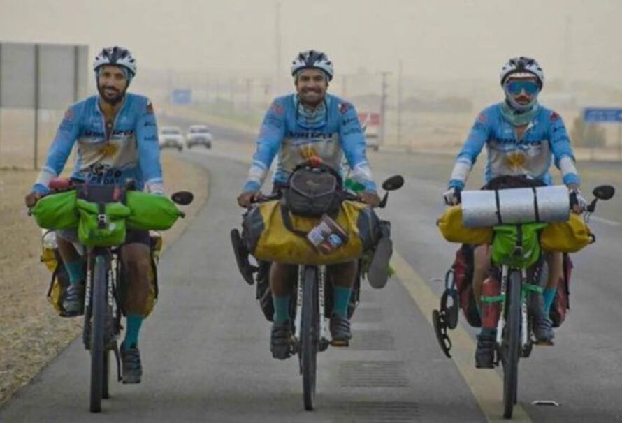 Tres cordobeses llegaron en bicicleta a Qatar para alentar a la Selección argentina