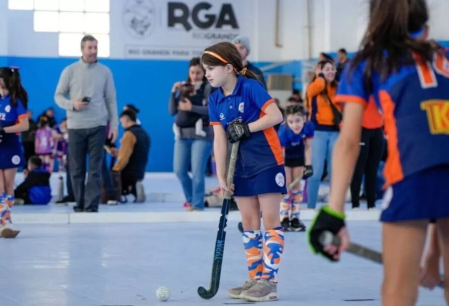 Más de 250 niños participaron de un encuentro de hockey en el polideportivo «Carlos Margalot»