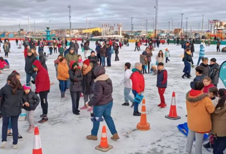 Cientos de vecinos y vecinas disfrutaron de la pista de patinaje
